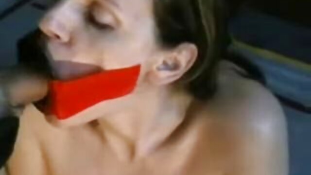 Aranyos lány élvezi női orgazmus pornó a szűk, nedves punciját, amit szárazon ettek