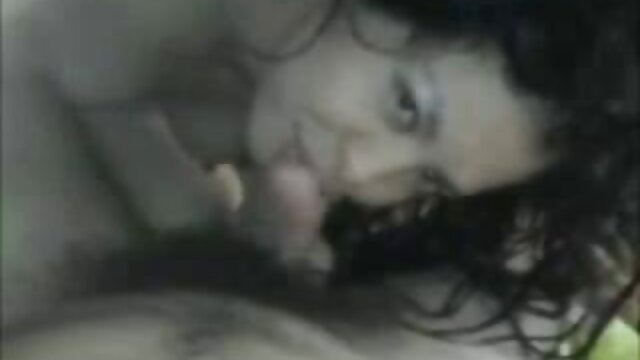 A barna slampos Danielle Steele-t keményen megbökik szecvideo misszionáriusi pozícióban, majd később ugrálva is felülkerekedik.