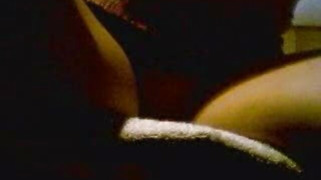 A kanos Isabella a új sex videok kanapén maszturbál kedvenc vibrátorával