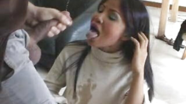 Az ördögi Jenna Lovely felhúzza a szecvideok seggfej szoknyáját